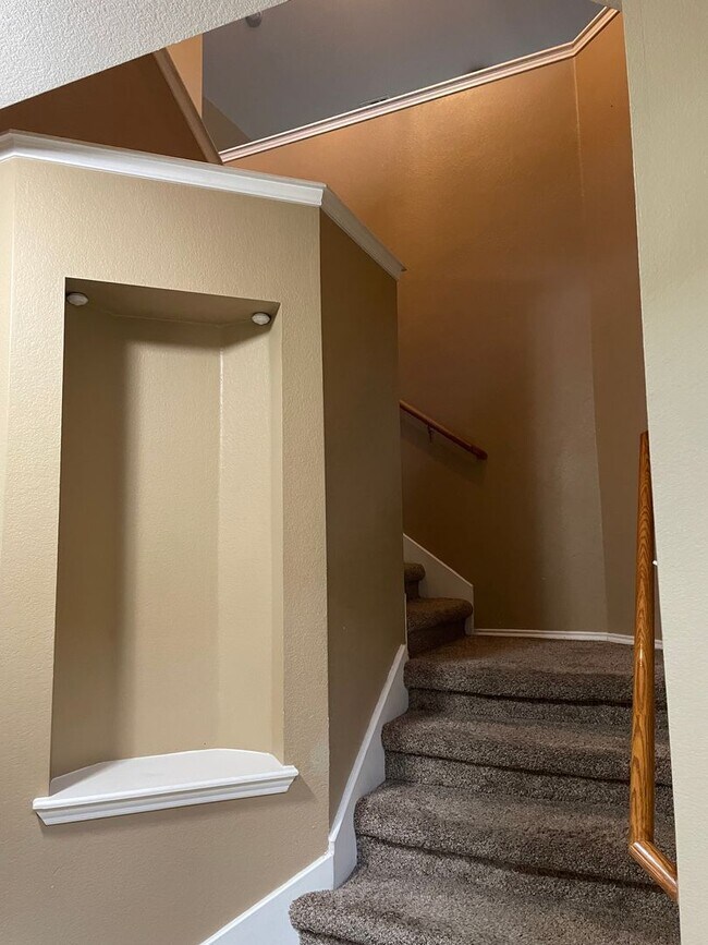 Building Photo - Available Now! Spacious & Well-Maintained ...