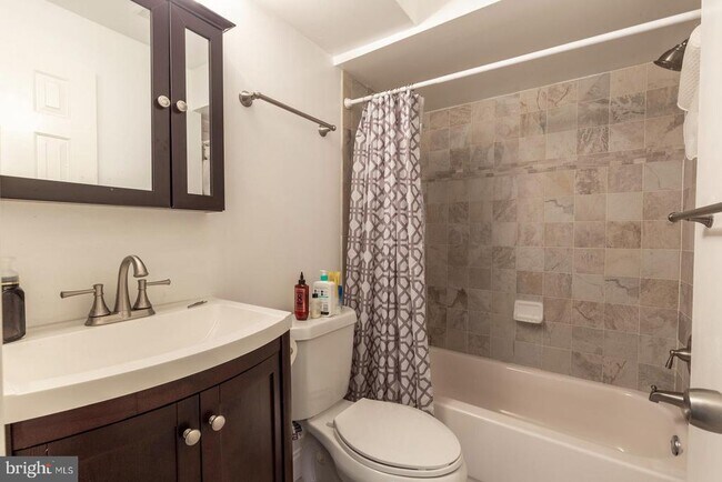 Building Photo - 1631 Green St