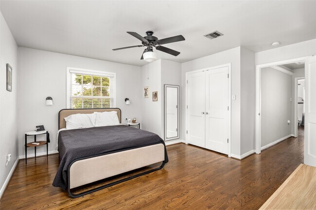 Building Photo - 208 W 34th St