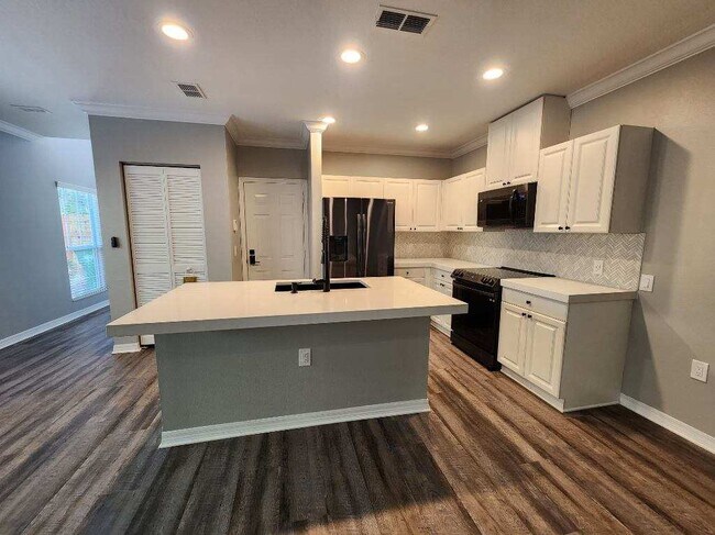 Building Photo - 402 S Willow Ave