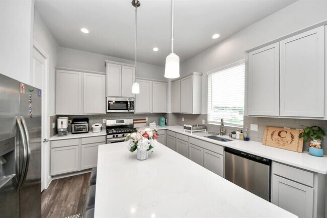 Building Photo - 1743 Cove Cres Ct