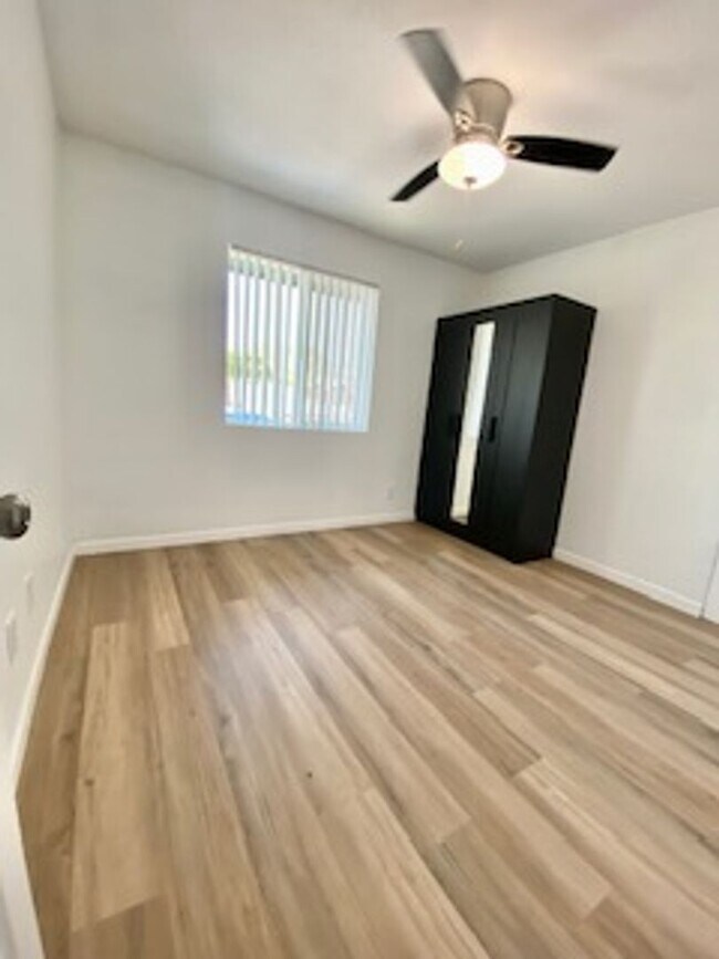 Building Photo - 4 bed 3, bath with connected guest house