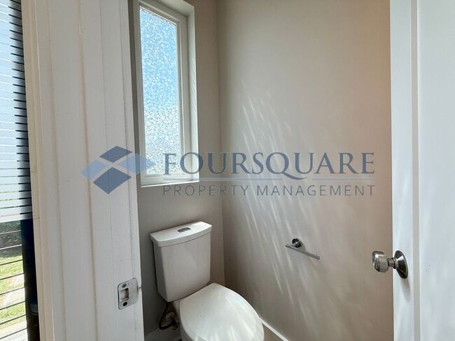 Building Photo - Beautiful  3-Bed / 3.5-Bath End-Unit Townhome with Rooftop Patio, Skyline Views & Climate-Control...