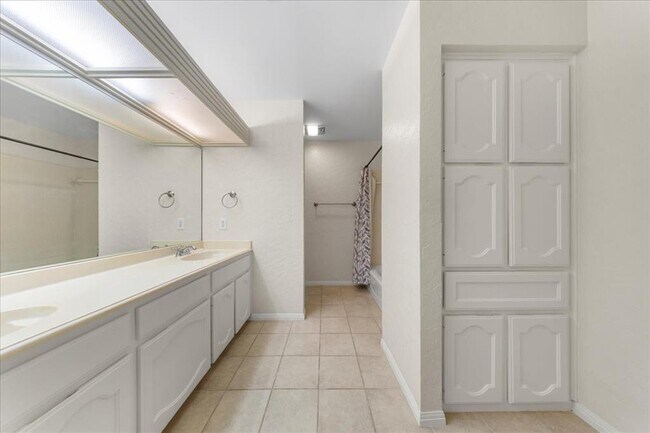 Building Photo - 10900 Crown Colony Dr