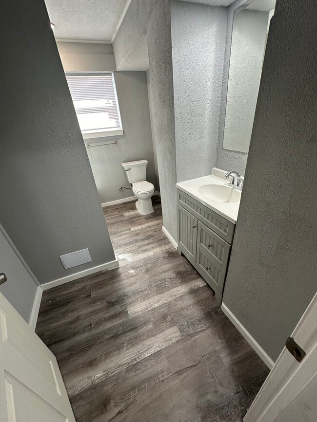 Building Photo - 500 College St