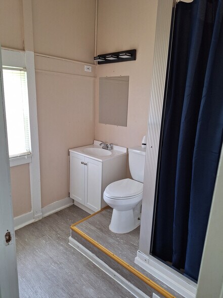 Full Bathroom w/ Shower - 1220 Louisiana St