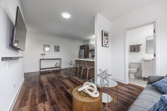 Building Photo - Brand NEW 2-Bedroom in the heart of Andersonville with Separate Kitchen, In-Unit Laundry & Sunlig...