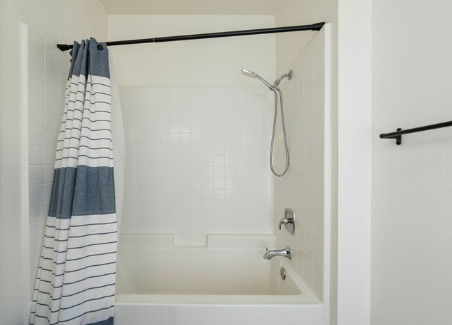 Building Photo - Secured and Quiet Townhome in Private Comm...