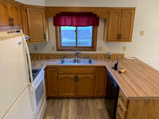 Building Photo - SPACIOUS 3 BD 2 BA HOUSE ON SOUTHEAST SIDE OF SIOUX FALLS