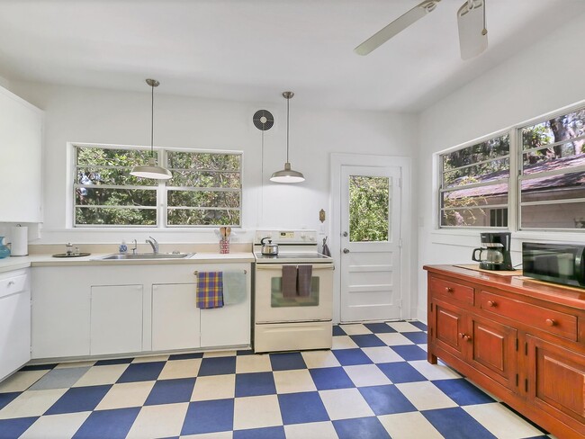 Kitchen with exit to rear yard - 637 40th St