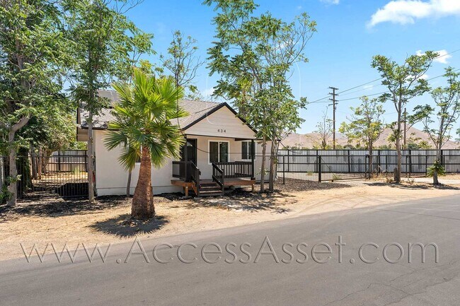 Building Photo - Comfortable 3 Bedroom Home with Private Backyard in Riverside