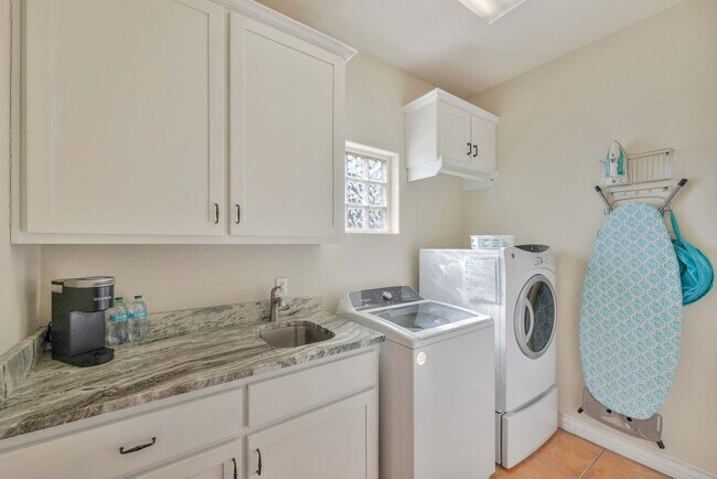 Building Photo - 660 Kara Dr