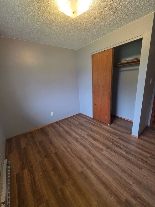 Building Photo - NE Tacoma "Retro" Rambler home - 3 bedroom plus den with 1 bathroom, 2 car garage, AC units - Ava...