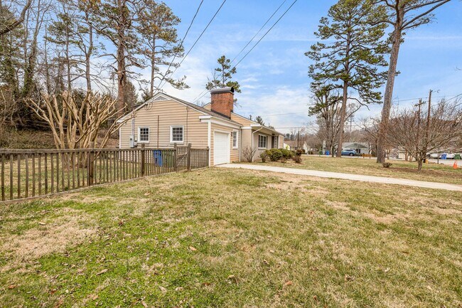 Building Photo - Bright & Inviting 2-Bedroom Home with Fenced-In Yard, Garage & Lawn Care Included