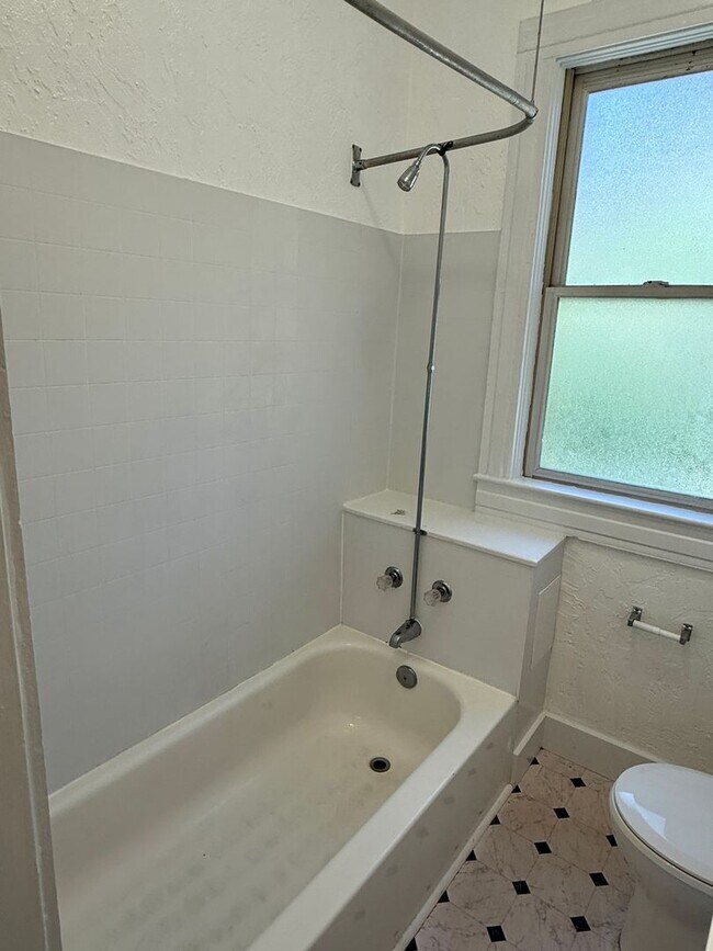 Building Photo - Downtown Boise-Located close to everything!!