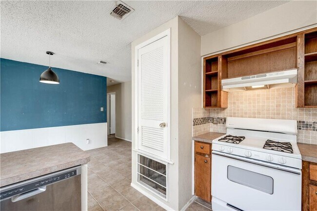 Building Photo - 1101 S Trace Dr