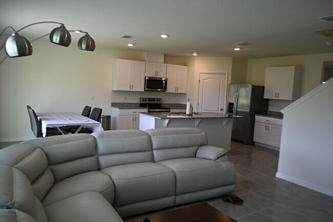 Building Photo - 1341 Middle Lk Dr