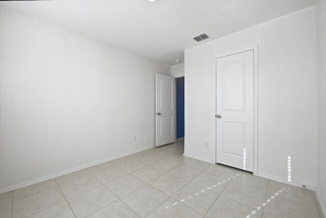 Building Photo - 1393 Beach Dr