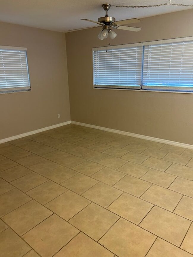 Building Photo - Beautifully landscaped 2/1/1 Jungle Prada ...