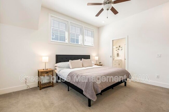 Building Photo - 636 SW B St