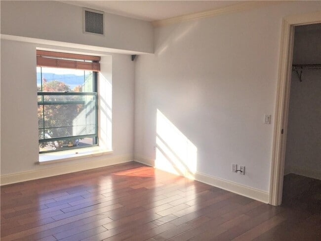 Building Photo - 1 S Astor St