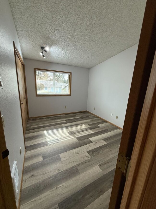 Building Photo - Newly Updated Centrally Located 2B/1Ba Home!