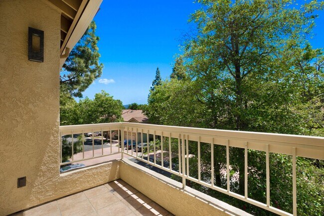 Building Photo - 3055 E Hillcrest Dr