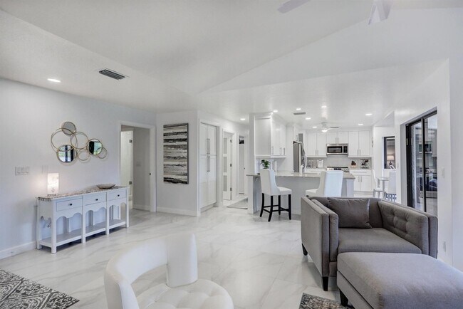 Building Photo - 6 Lexington Ln E