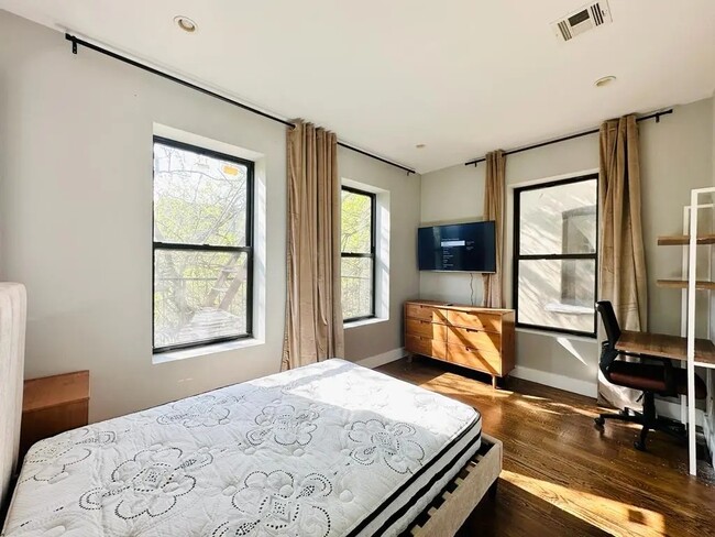 Building Photo - Private Bedroom in a 4 bedroom / 2 bathroo...