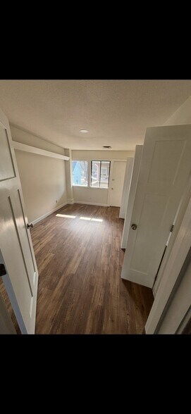 Building Photo - 404 W Maple St