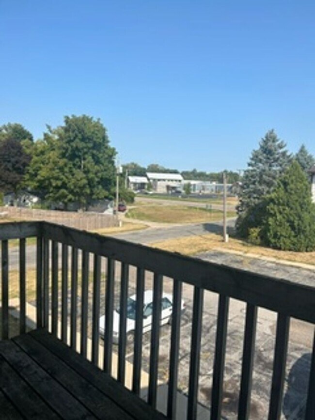 Building Photo - 1 bedroom 1 bath, Top floor apartment