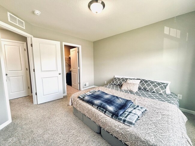 Building Photo - Stunning 5bed/3 1/2 bath Home in Shakopee!