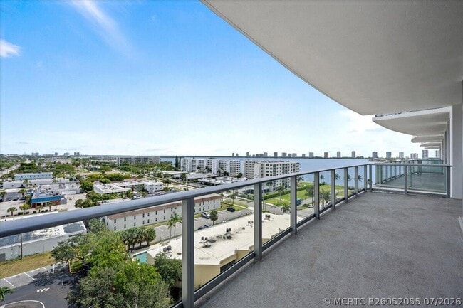 Building Photo - 220 Lake Shore Dr