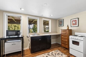 Building Photo - Charming 1 bed, 1 bath overlooking Lake Ba...