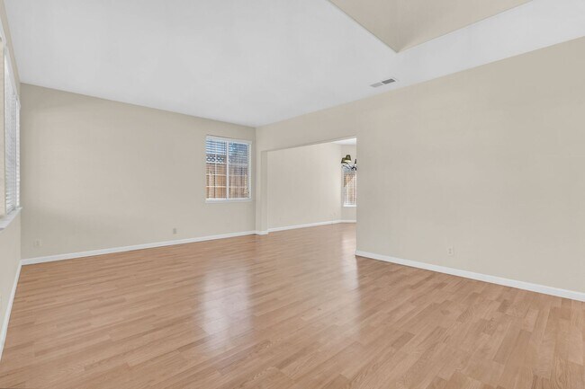 Building Photo - 880 Woodsong Ln