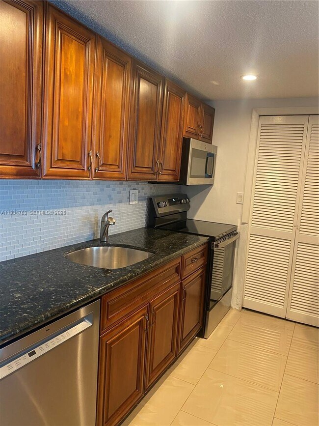 Building Photo - 120 Lakeview Dr