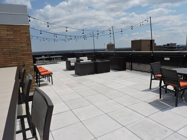 Building Photo - 256 E Main St