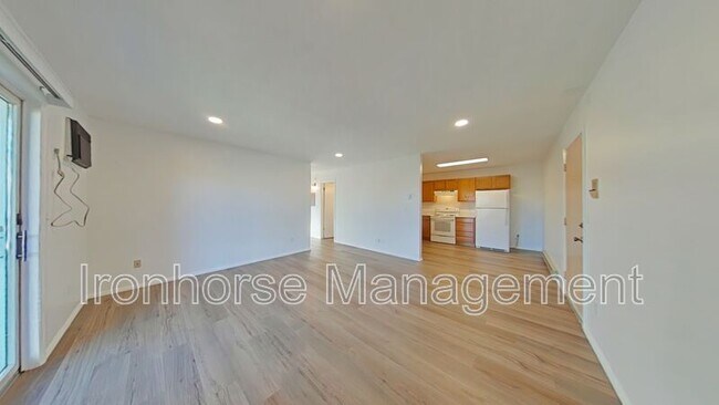 Building Photo - 811 W Villard St