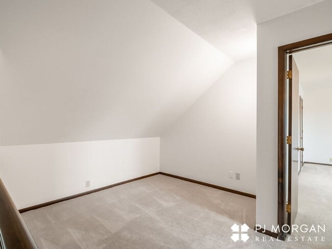 Building Photo - 3 Bed 3 Bath Duplex - Available now