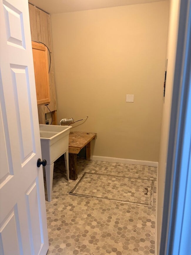 Building Photo - Crystal Home For Rent