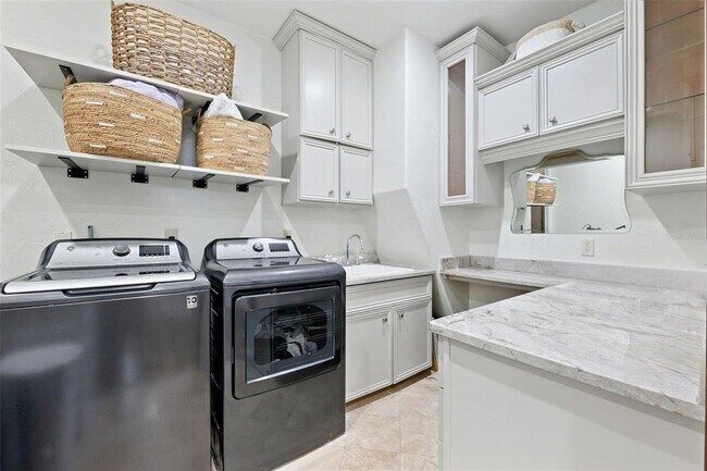 Building Photo - 4555 W Swann Ave