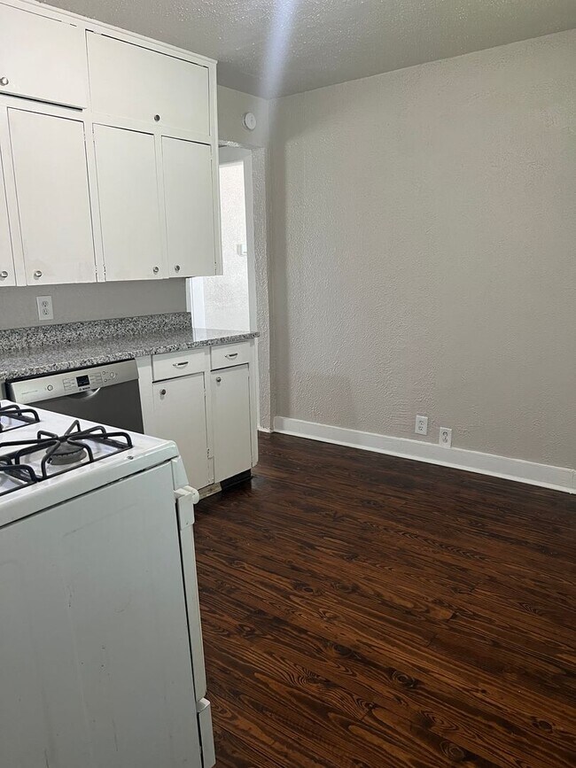 Building Photo - Unlock Your Next Door..3/2 Located Downtown Burleson