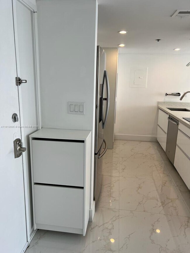 Building Photo - 7601 E Treasure Dr