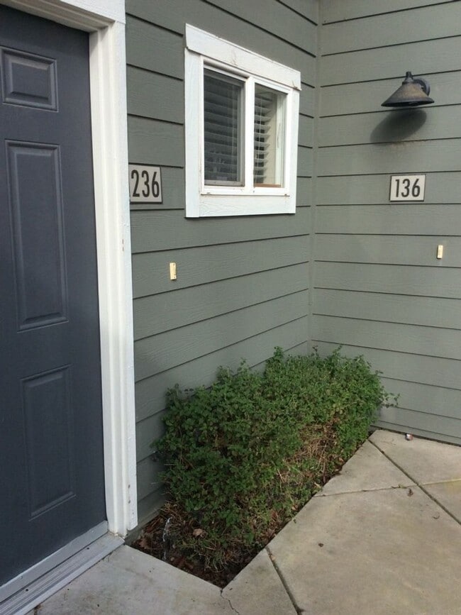 Building Photo - 3 Bedroom 2 bath in Wild Horse with garage