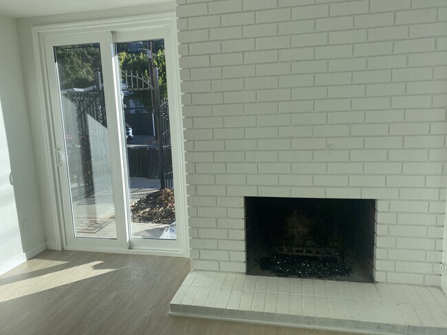 Building Photo - 2441 N Beachwood Dr