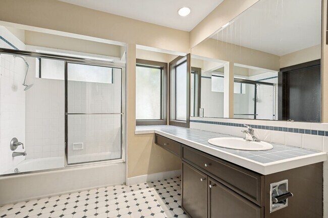 Building Photo - BEAUTIFUL 4-BEDROOM HOME IN ALAMO HEIGHTS