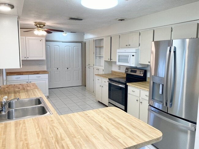 Building Photo - Available Now! 2 bedroom, 1.5 bath home wi...