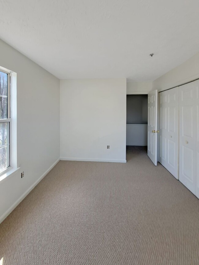 Building Photo - 3870 Gateview Pl