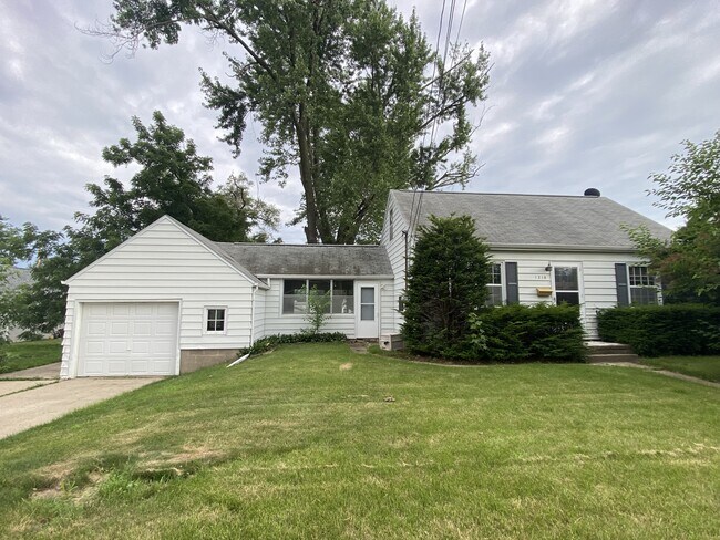 Building Photo - 1215 34th St NE