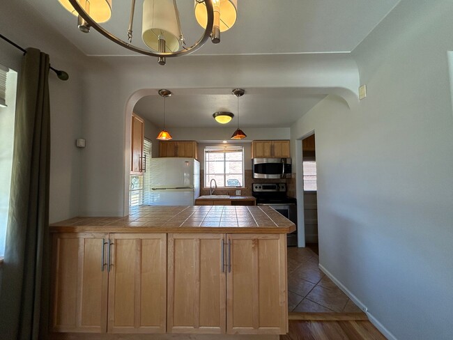 Building Photo - $0 DEPOSIT OPTIONS. CHARMING 4-BEDROOM HOM...